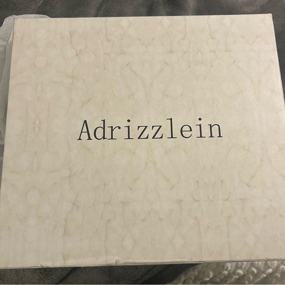 Sophisticated Black Heeled Boots with Glossy Finish - Picture 6 of 8